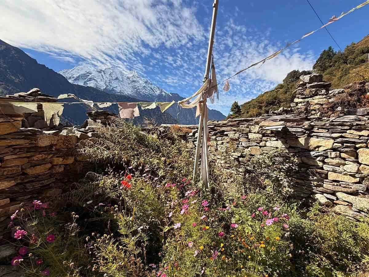 Tsum valley trekking